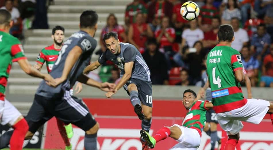 Benfica empata e perde chance de encostar nos líderes do Português