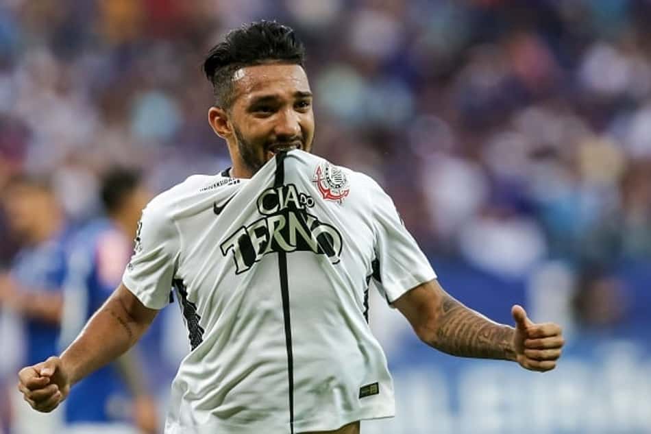 Em alta, Clayson deve ganhar vaga no Corinthians; Jadson é pressionado