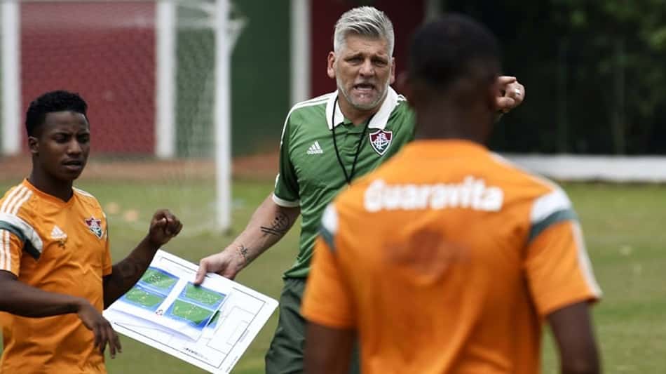 Léo Percovich comanda treino na base de Xerém. Confira as imagens a seguir