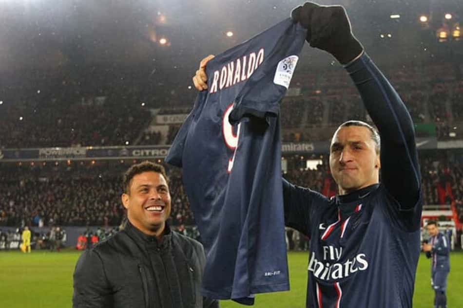 OS 5 MELHORES MOMENTOS - Em 2013, Ibrahimovic teve a oportunidade de estar ao lado de seu maior ídolo no esporte: Ronaldo. O sueco encontrou com o Fenômeno em 2013, quando o antigo atacante da Seleção Brasileira foi homenageado pelo Paris Saint-Germain e deu o pontapé inicial da partida. No seu Facebook, Ibra foi ainda mais longe: “O melhor jogador de todos os tempos”.