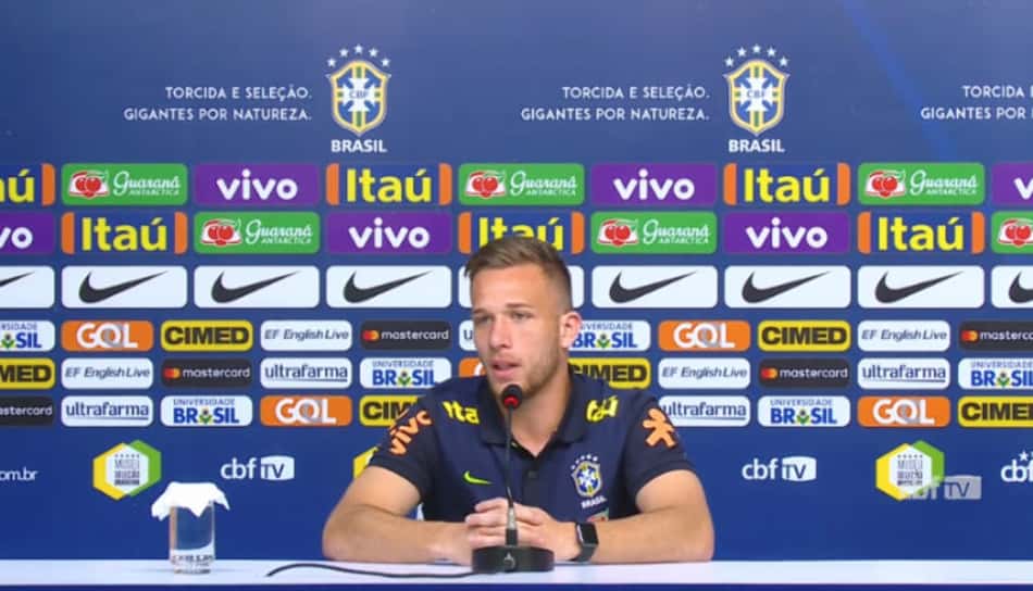 Arthur em coletiva da Seleção