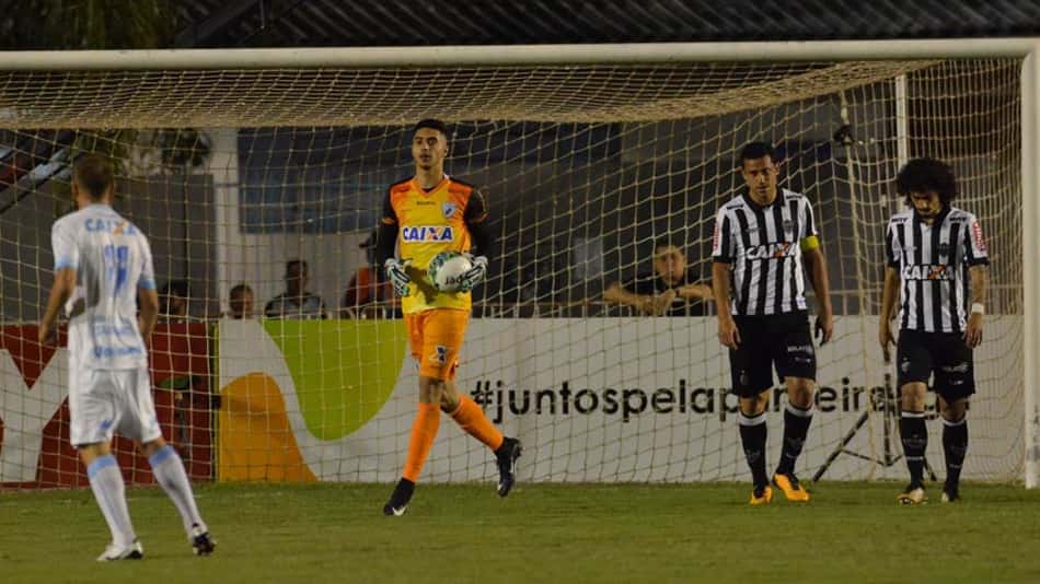 Alvo do Palmeiras, César é o segundo goleiro com mais defesas na Série B
