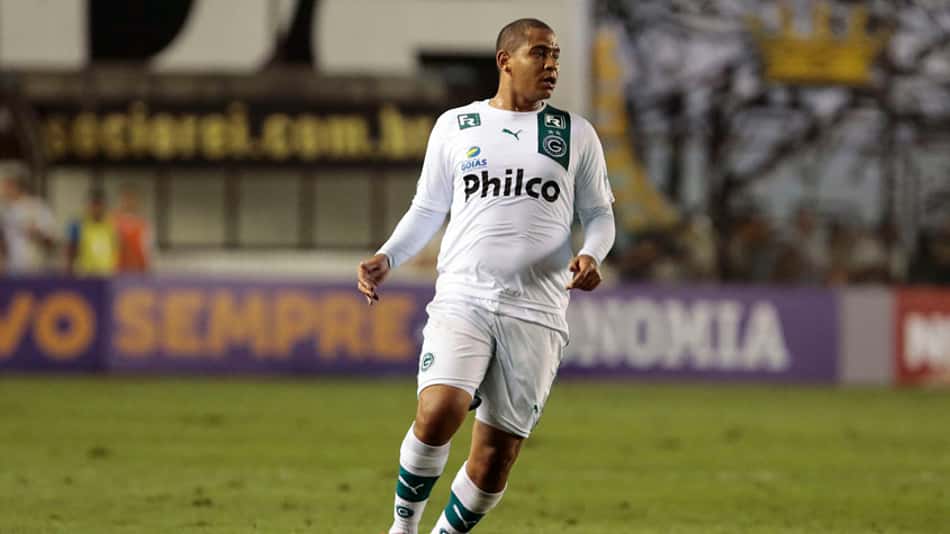 Goiás pressiona e dá prazo para atacante Walter se recuperar