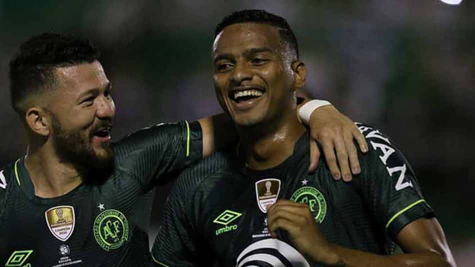 Reinaldo assina novo contrato e é jogador do São Paulo até 2020