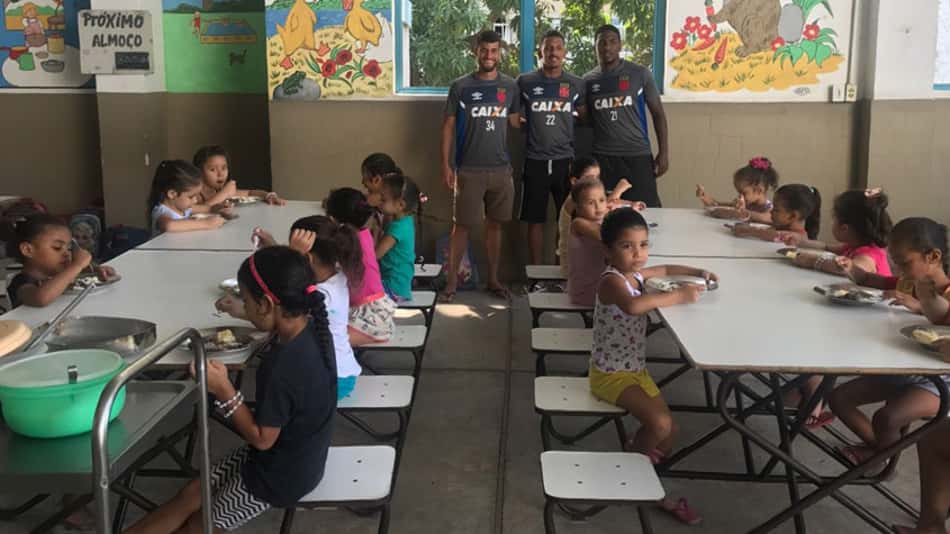 Vasco inicia doação dos alimentos arrecadados na Exposição. Confira a seguir outras fotos na galeria especial do LANCE!