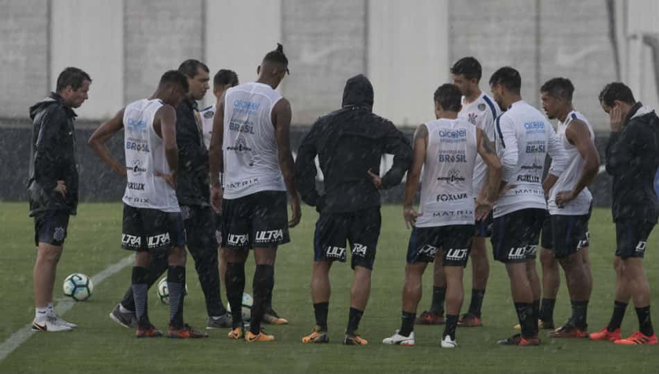 Corinthians treinou sob forte chuva nesta terça