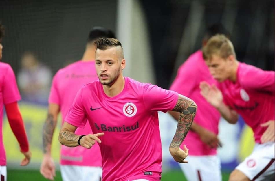 Nico López usando a camisa rosa do Internacional