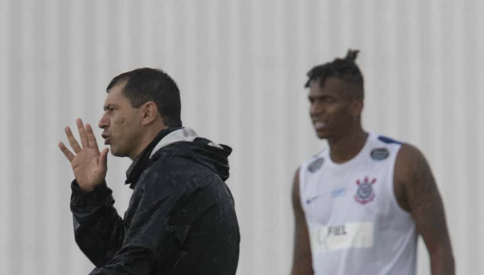 Chance de Jô na Europa e buscas na zaga: Carille avalia vaivém do Timão