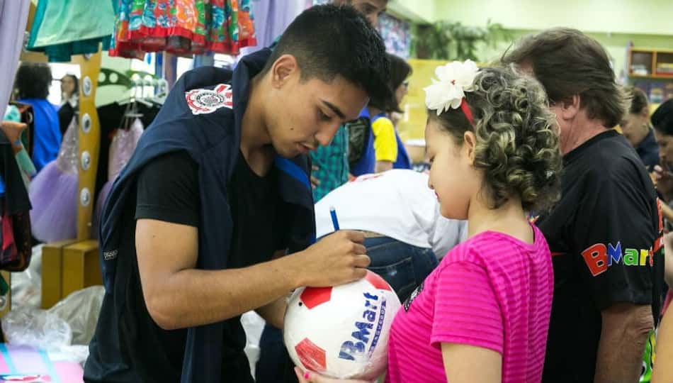 Promessa do Corinthians participa de ação solidária pelo Dia das Crianças