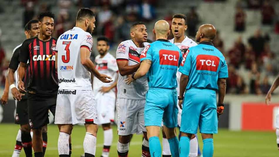 Atléticos empatam em jogo com gol polêmico na Arena da Baixada