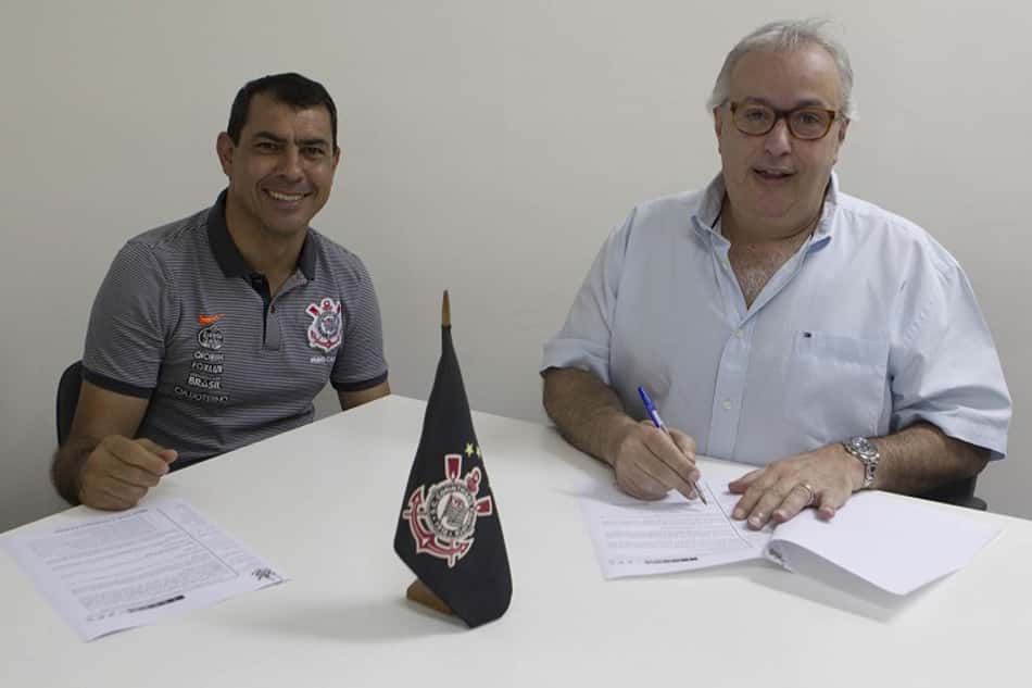 Carille assina renovação por mais dois anos com o Timão: 'Muito feliz'