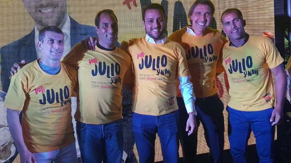 Nelson Sendas (quarto da esquerda para a direita) ao lado de Julio Brant e ex-jogadores do Vasco. Veja a galeria LANCE!