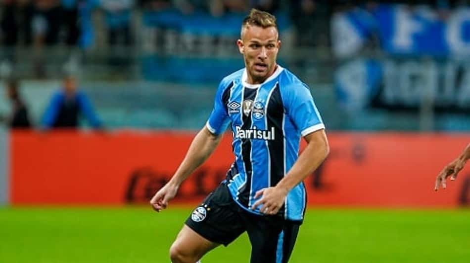 "Existe o interesse do Barcelona, mas não tem nada certo", declara Arthur