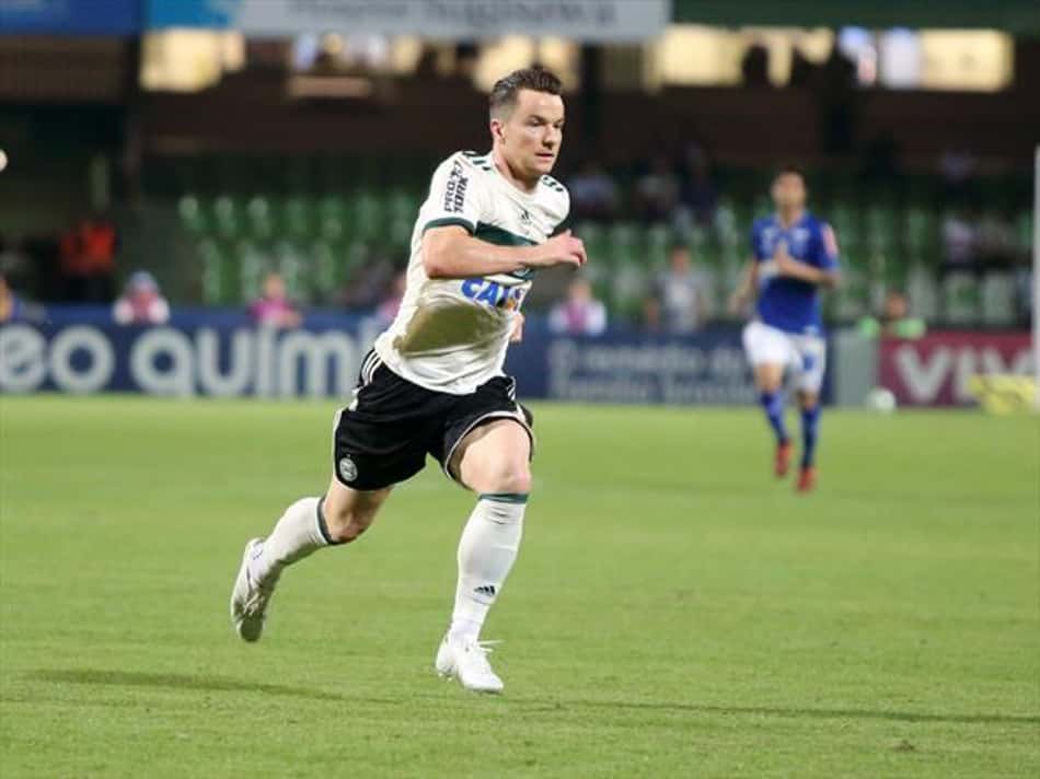 Após três meses, meia alemão estreia no Coritiba e empolga torcida