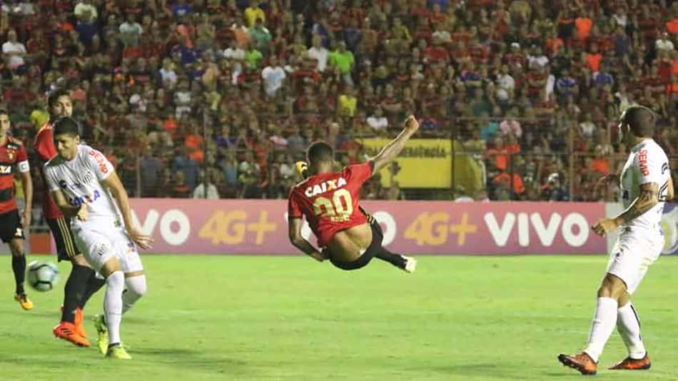 ATUAÇÕES: Vanderlei pega quase tudo, mas Santos não segura a vitória