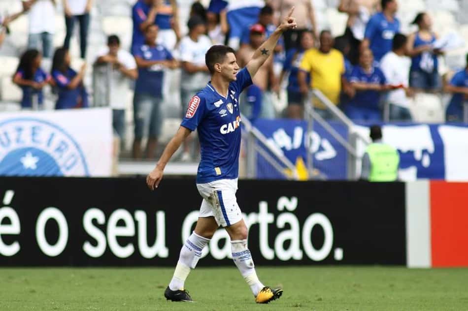 Após revelar vontade de jogar no Corinthians, Thiago Neves se explica: 'Não saio do Cruzeiro tão cedo'