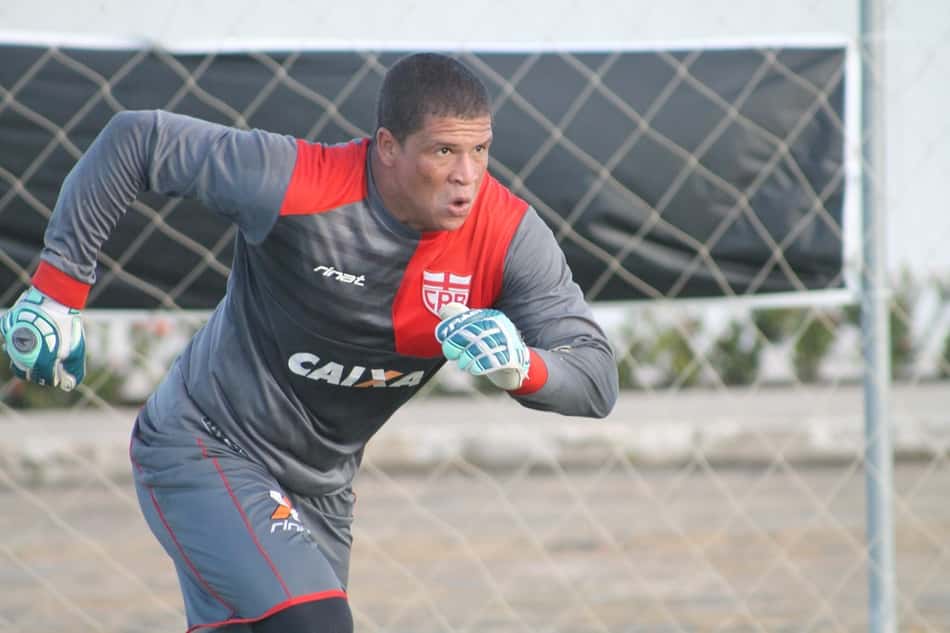 Em crise, CRB rescinde contrato com o goleiro Juliano
