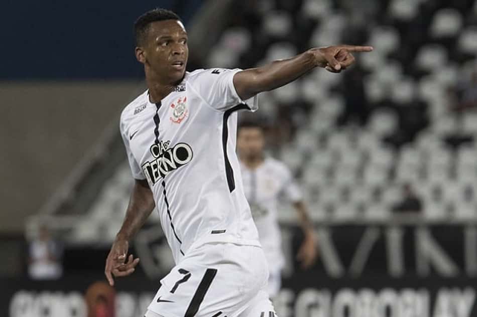 Jô marcou na derrota por 2 a 1 para o Botafogo 