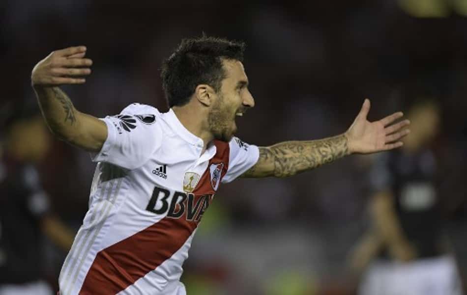 Estrela de Scocco brilha, River vence Lanús e abre vantagem na semifinal