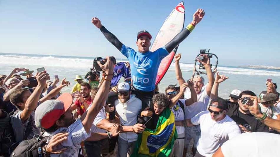 No minuto final, Gabriel Medina é campeão em Portugal