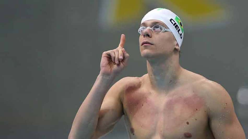 César Cielo brinca após manter o recorde mundial 'Não sequei nem um pouco'