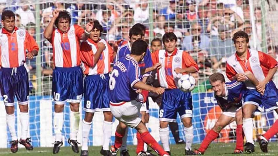 França 1 x 0 Paraguai - 1998 - A caminhada da França rumo ao seu primeiro título mundial não foi nada fácil. Nas oitavas de final, encarou o Paraguai, que tinha uma forte defesa com Chilavert, Arce, Ayala e Gamarra, este último que foi um monstro em campo. Os anfitriões só conseguiram furar o bloqueio guarani aos 9 minutos do 2º tempo da prorrogação, com gol de Blanc<br><br>