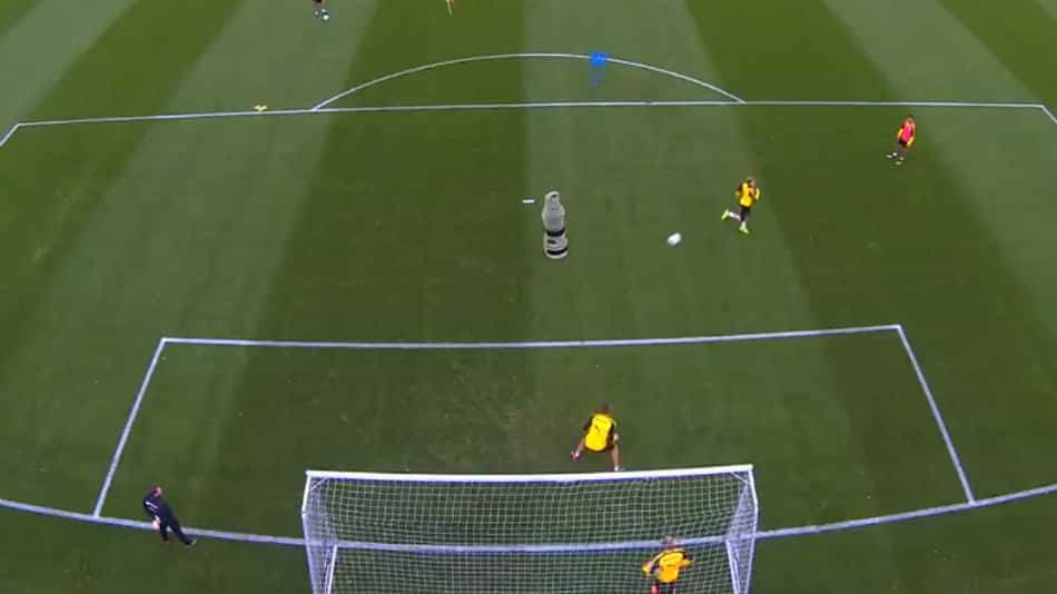 Jogador do Borussia faz golaço de 'calcanhar giratório' em treino; assista
