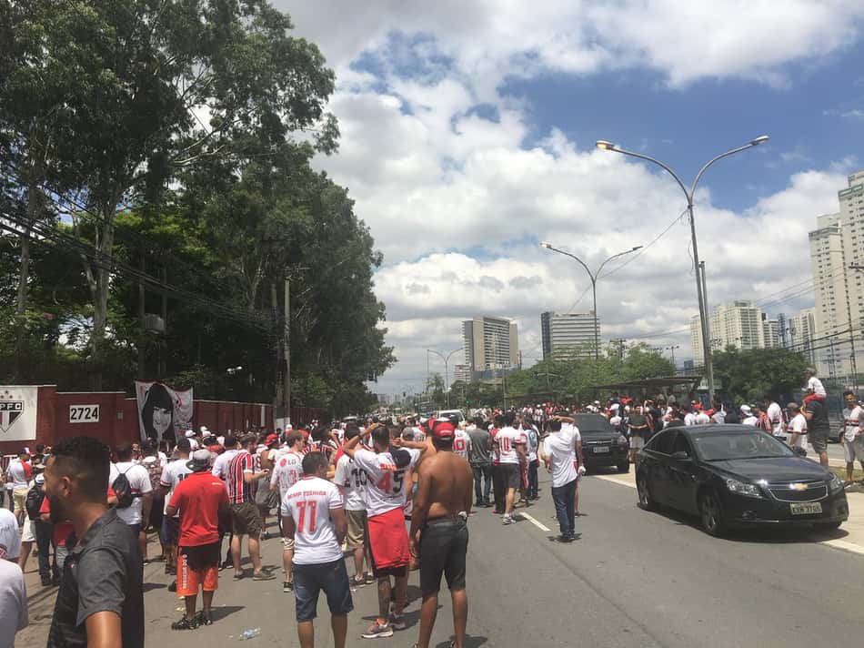 Torcida do São Paulo no CT