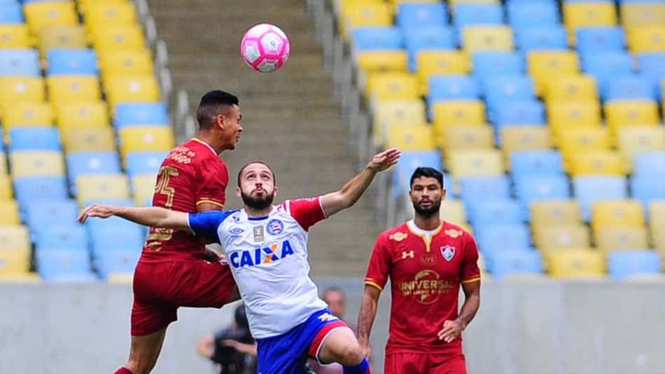 Hernane Brocador reclama da arbitragem no Maracanã
