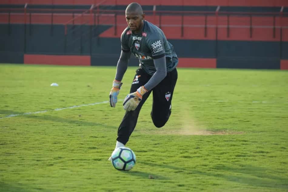 Marcos faz boas defesas, mas não evita empate com o Vitória