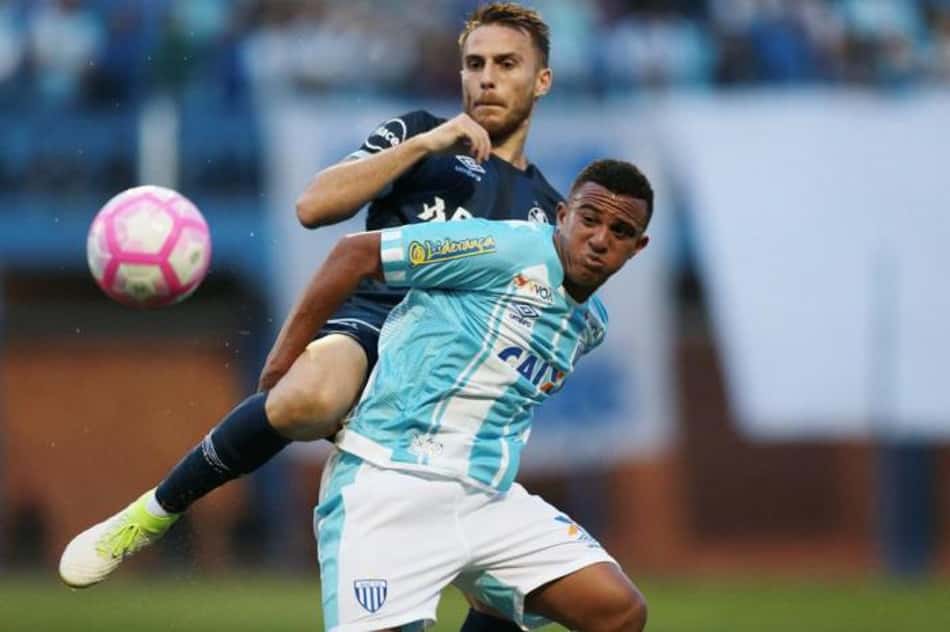 Zagueiro do Grêmio faz reclamação da arbitragem
