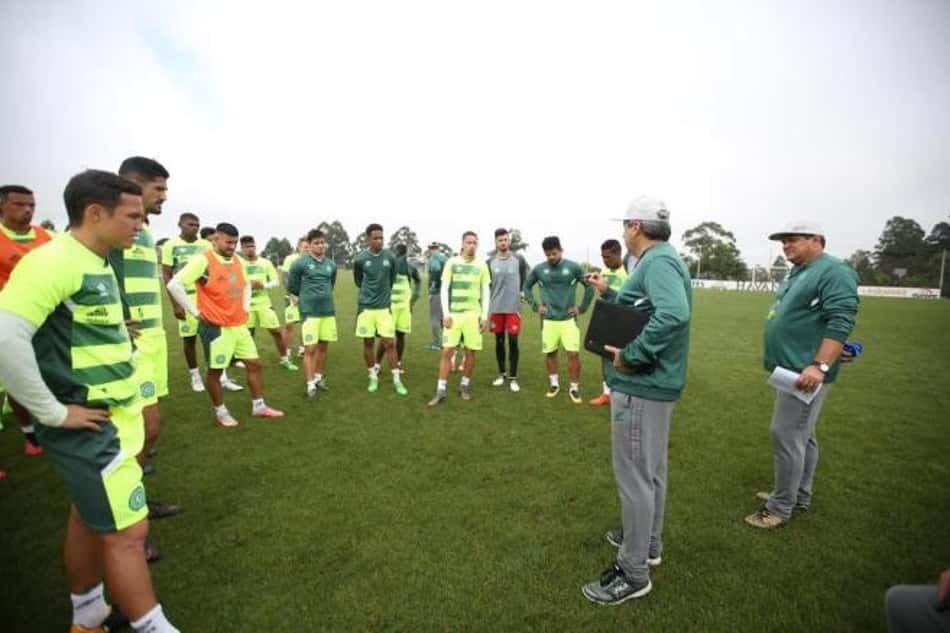 Chape tem trio suspenso e Kleina quer adiantar definição de substitutos para "trabalhar a cabeça"