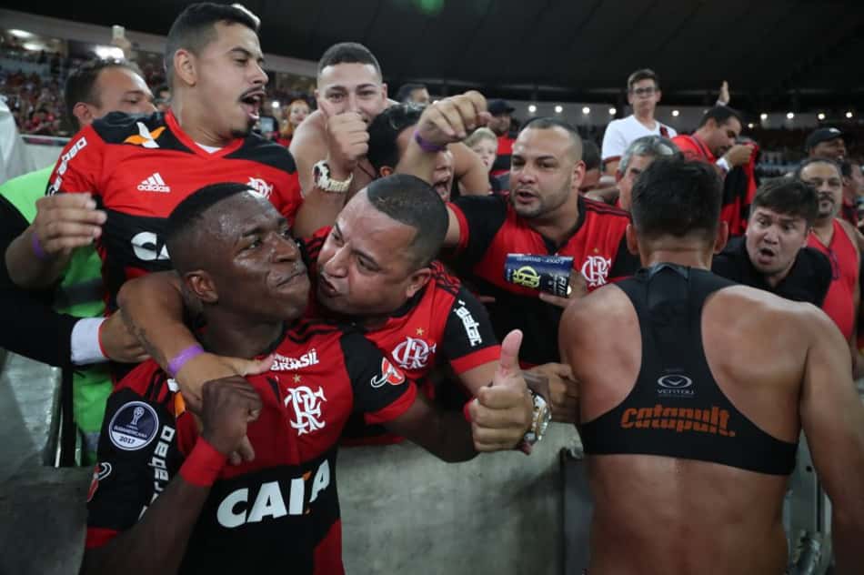 Vinicius Júnior é beijado por torcedor rubro-negro após a classificação