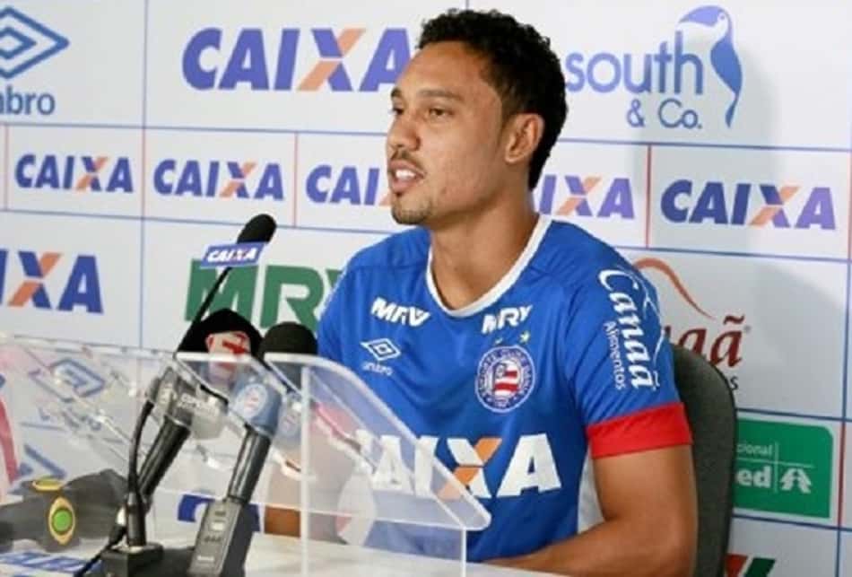 Atacante do Bahia dedica gol a esposa e opina: "Foi pênalti"