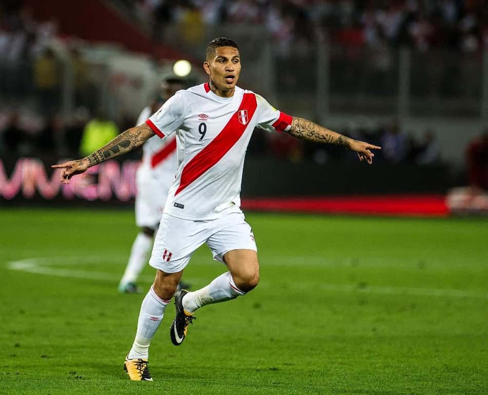 Guerrero em ação pelo Peru. Atacante está suspenso pela Fifa