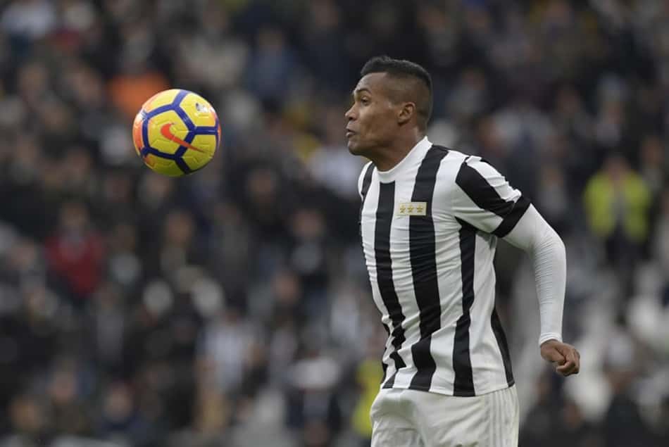 Manchester United desiste de Alex Sandro e mira lateral do Valencia