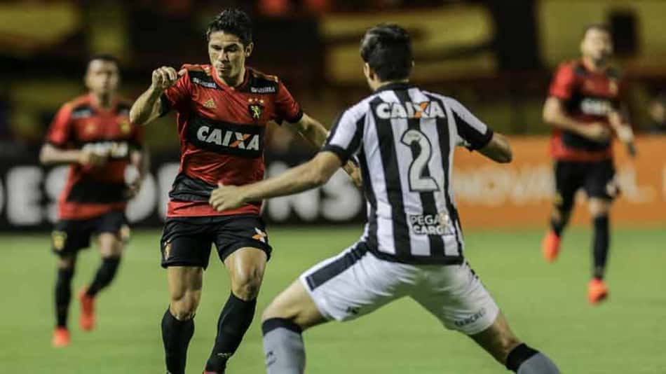 Rabello recebe o terceiro amarelo e não joga contra o Atlético-PR