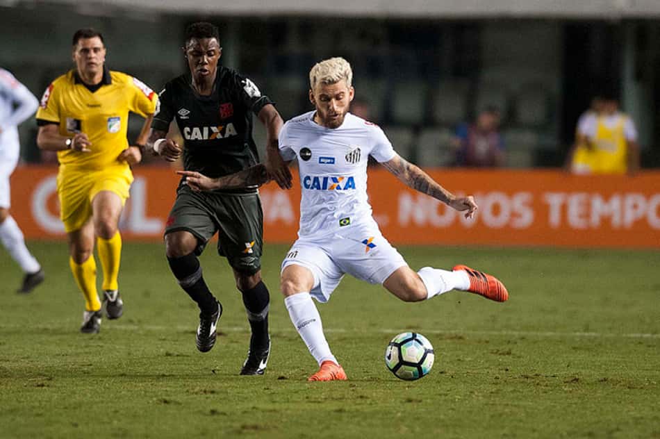 Wellington recebeu o terceiro cartão amarelo nesta quarta-feira e não pega o São Paulo no domingo. Veja fotos do jogo