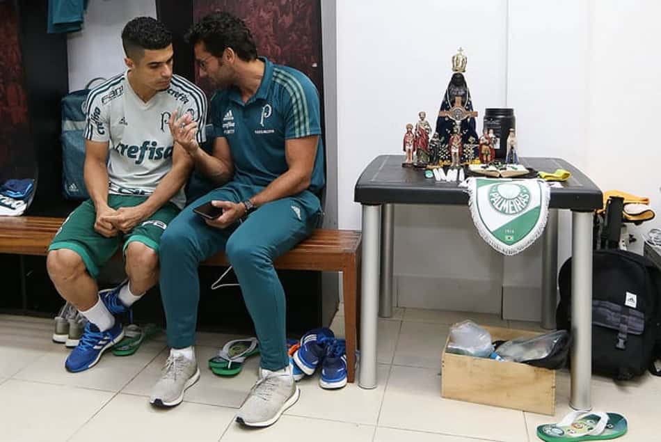 Valentim conversa com Egídio antes da partida contra o Vitória