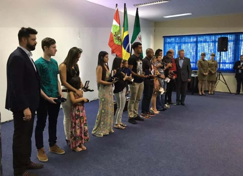 Chape reúne famílias e antecipa homenagens por um ano de acidente