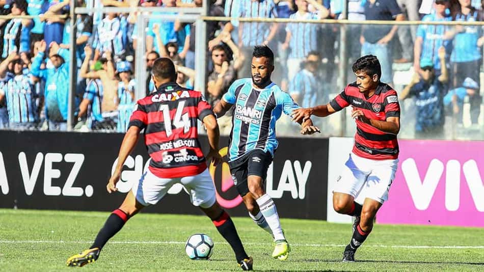 Vagner Mancini parabeniza raça do Vitória contra o Grêmio