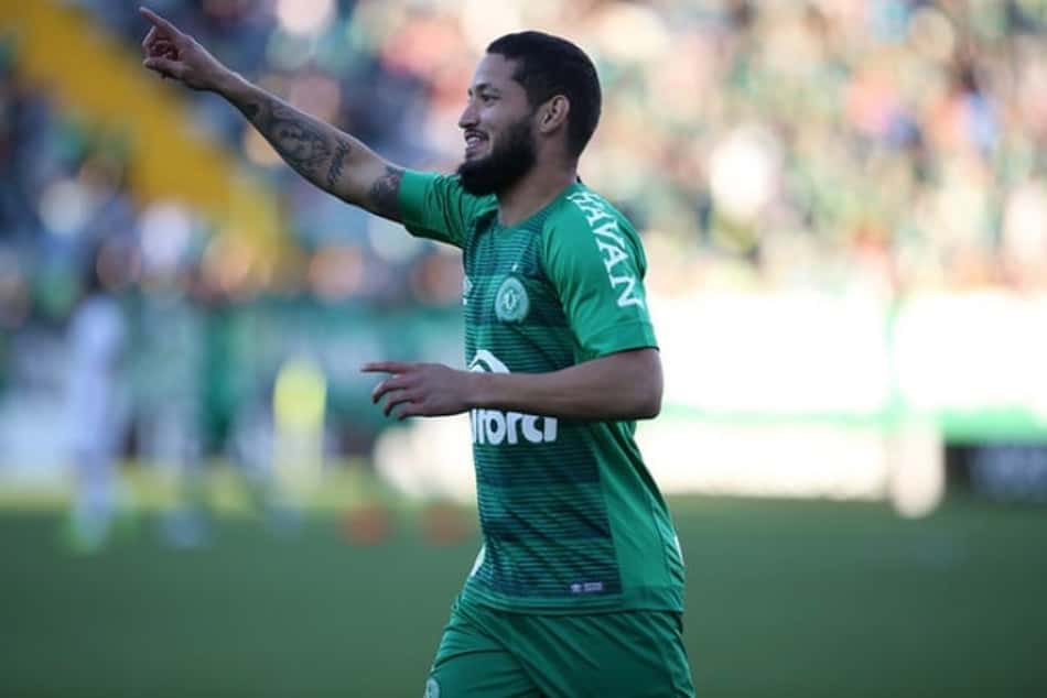 Em boa fase, Chape garante permanência de Arthur Caíke em 2018
