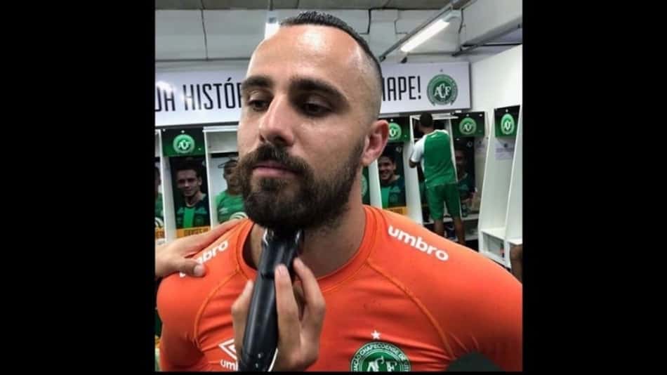 Após vitória, jogadores da Chape raspam a barba e cumprem promessa