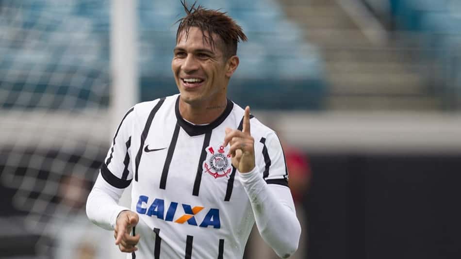 Sylvinho desconversa sobre suposto interesse do Corinthians na volta de Guerrero: 'É atleta de outro clube'