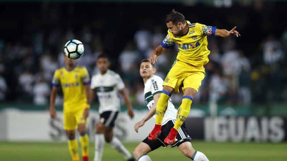 Com gol de zagueiro, Coritiba vence e aumenta a pressão no Flamengo