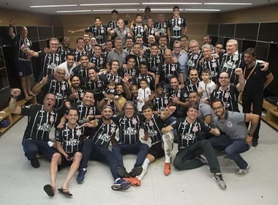 Elenco comemora título no vestiário da Arena. E em 2018?