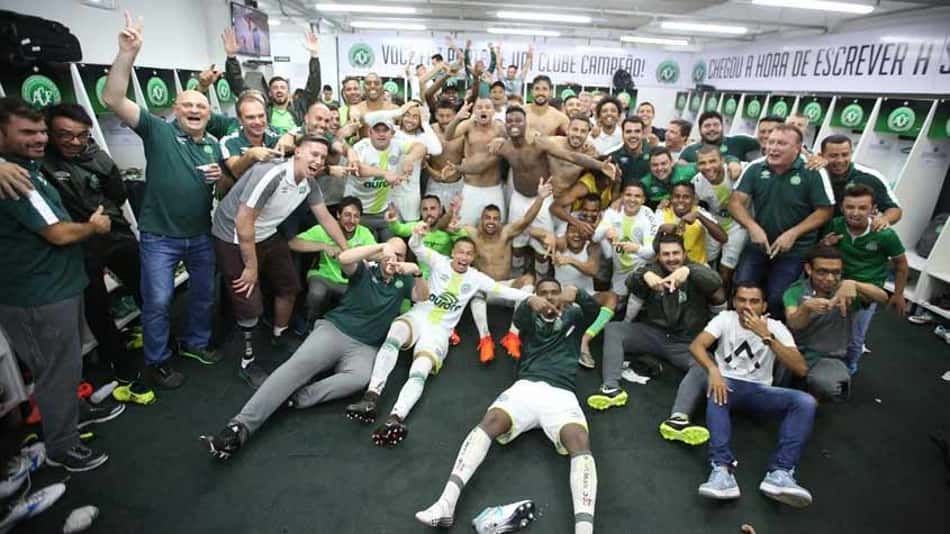 Jogadores da Chapecoense cantam e festejam meta: 'Vamo, vamo, Chape!'