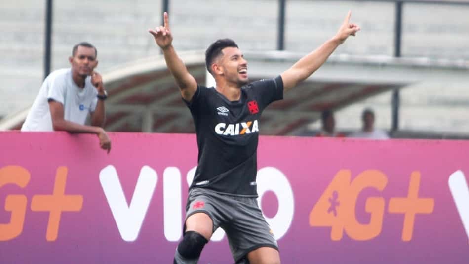 Confira a seguir a galeria especial do LANCE! com imagens de Andrés Rios com a camisa do Vasco