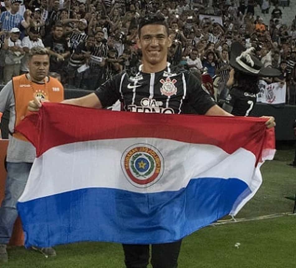 Balbuena comemorou o título com a bandeira do Paraguai 