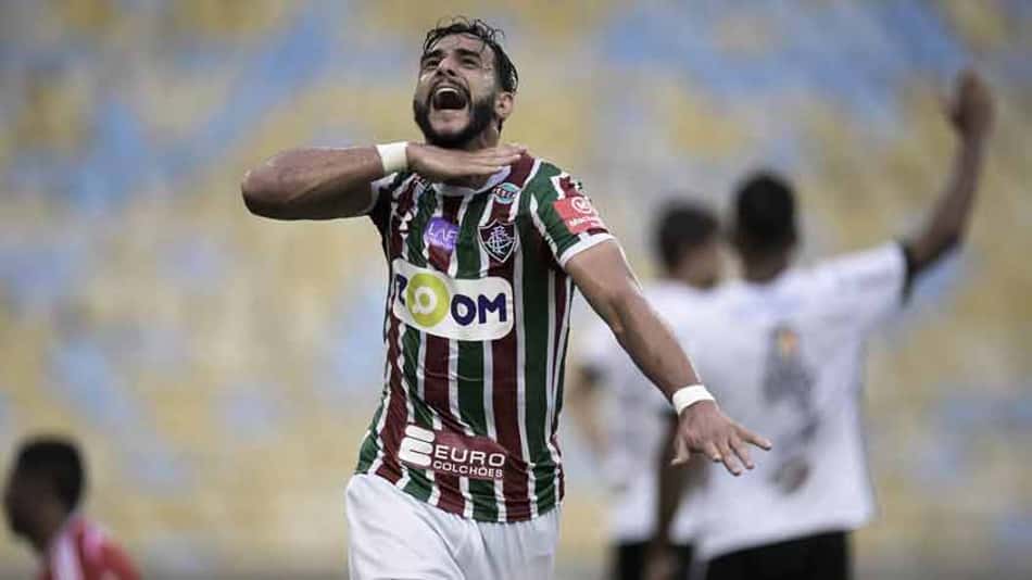 Sob vaias e protestos, Fluminense vence, se alivia e se garante na elite